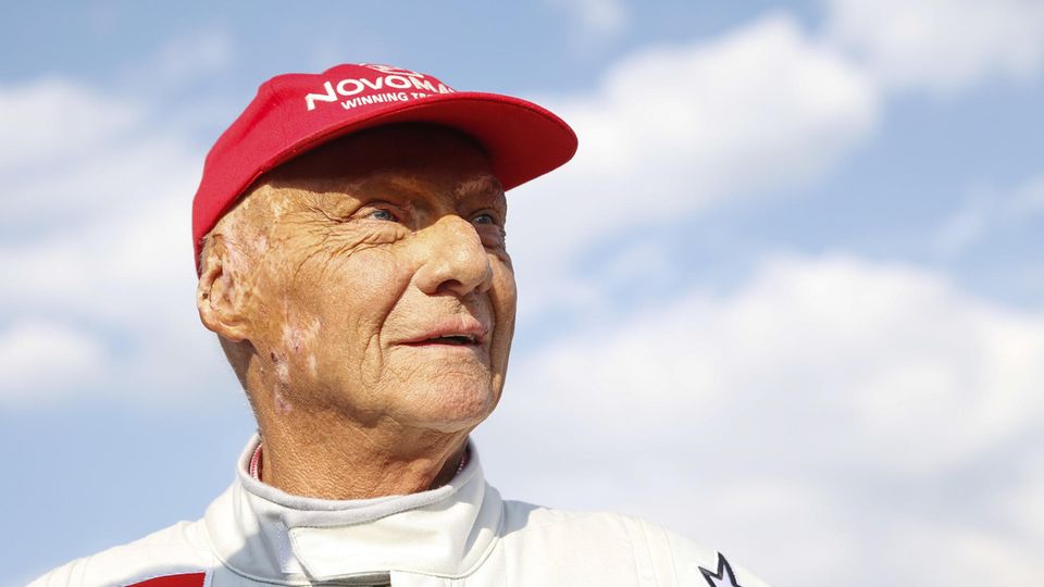 Niki Lauda musste sich mit 70 Jahren einer Lungentransplantation unterziehen Niki Lauda musste sich mit 70 Jahren einer Lungentransplantation unterziehen