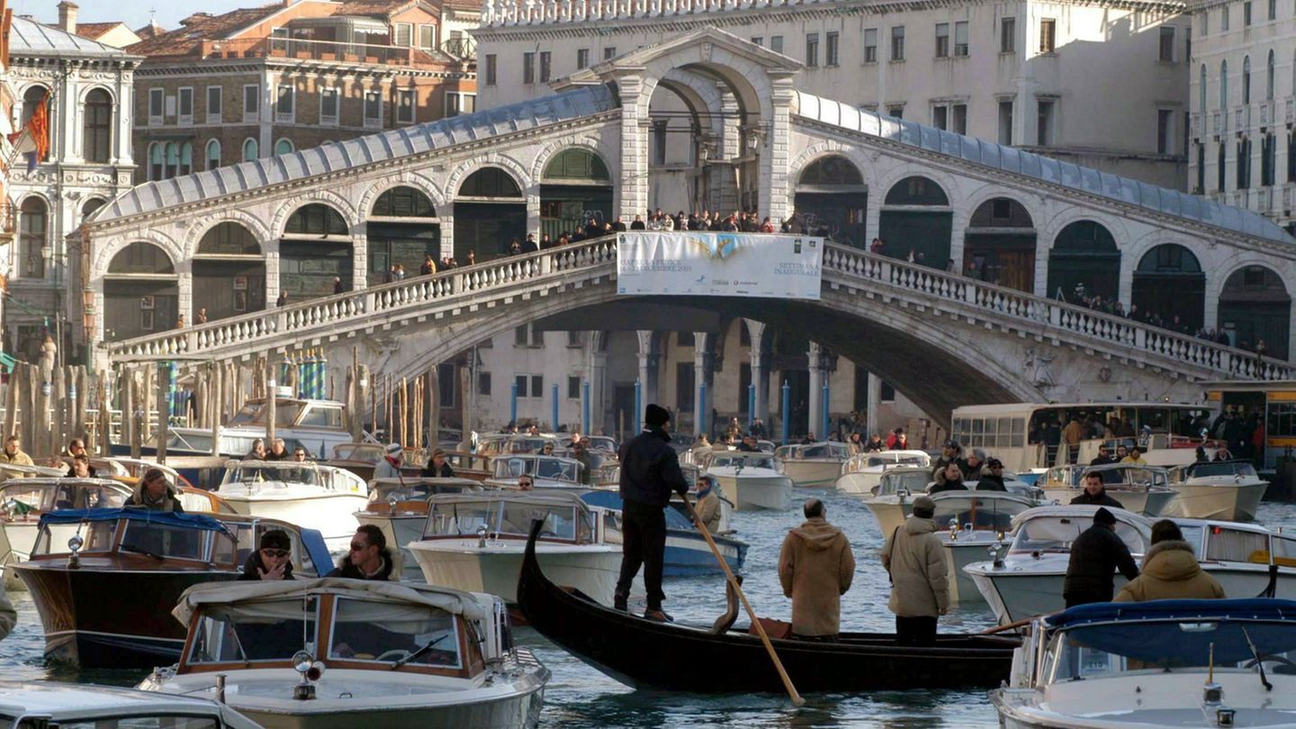 Bei zwei Bootsunglücken sind in Venedig am Samstag drei Menschen ums Leben gekommen