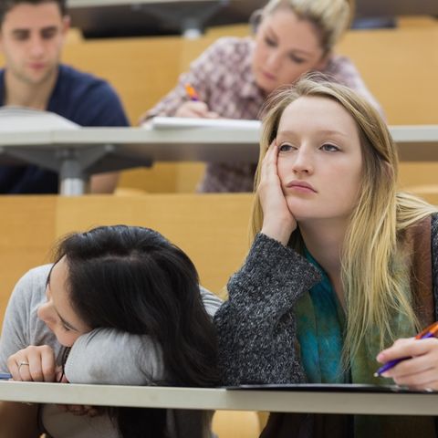 Studium trotz Unlust: Zwei unmotivierte Studentinnen im Hörsaal