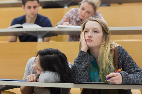 Studium trotz Unlust: Zwei unmotivierte Studentinnen im Hörsaal