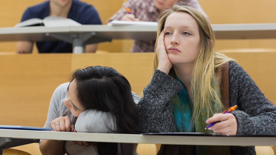 Studium trotz Unlust: Zwei unmotivierte Studentinnen im Hörsaal