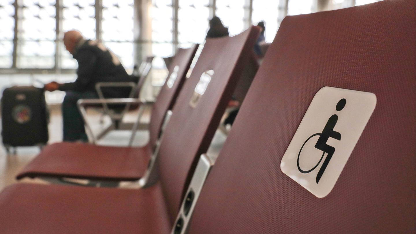 Abgebildet sind Behindertensitze am Flughafen auf der Krim 