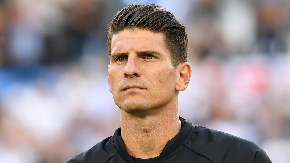 Nach WM-Debakel: Netz reagiert mit Häme auf Gomez' Rücktritt: "Da will jemand noch einmal ins Rampenlicht" Nach WM-Debakel: Netz reagiert mit Häme auf Gomez' Rücktritt: "Da will jemand noch einmal ins Rampenlicht"