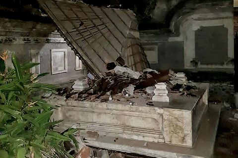 Ein Erdbeben der Stärke sieben hinterlässt in Indonesien Zerstörung und Tote