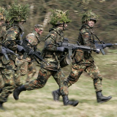 Rekruten beim Training: Der neue Dienst soll keine reine Wehrpflicht sein