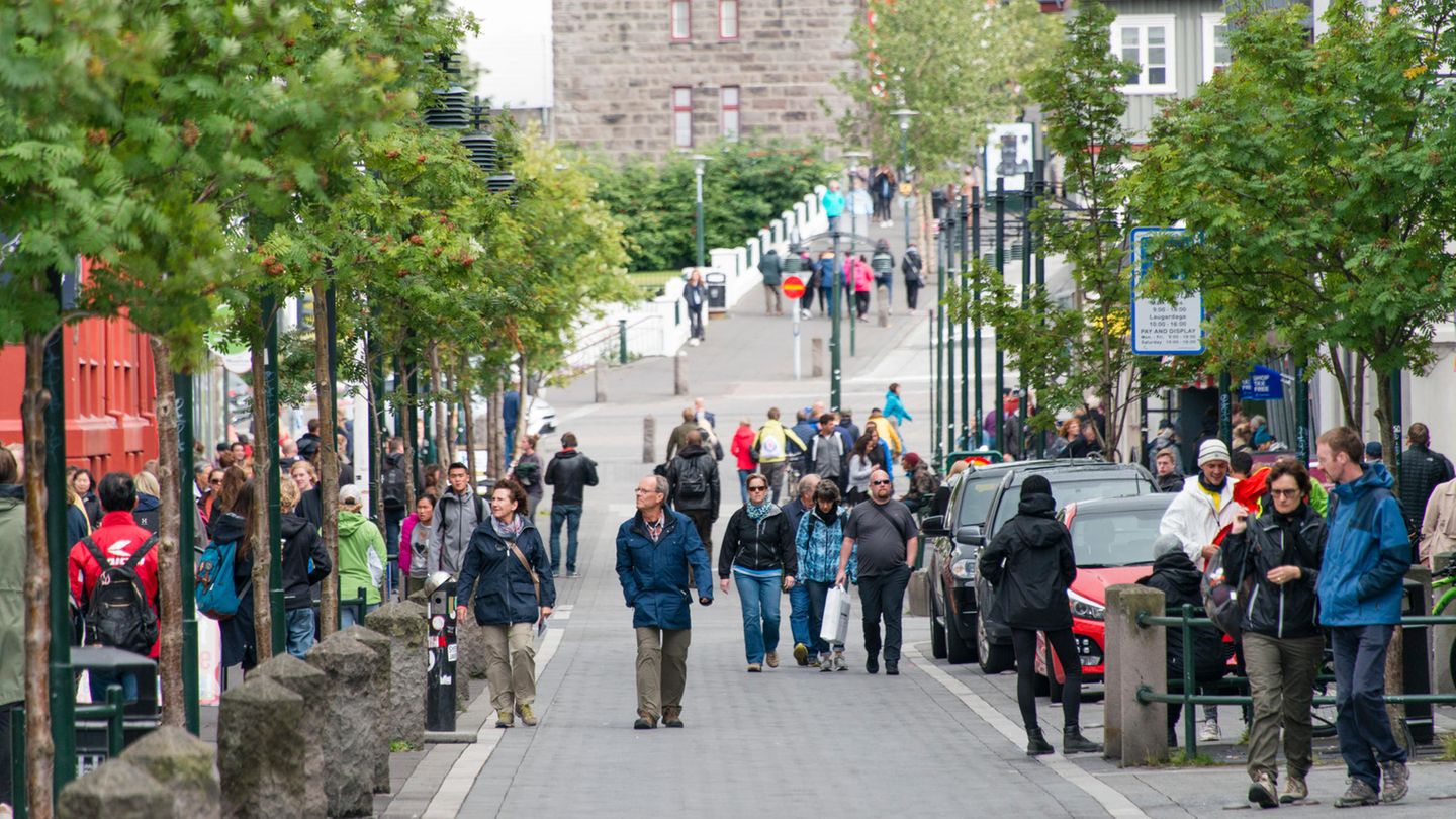 Reykjavík, Island Platz 7: Reykjavík, Island Insbesondere in den Sommermonaten wird die Insel im Nordmeer von Touristen bestürmt. Gerade in den letzten Jahren sind die Zuwachsraten gigantisch. Reykjavík ist auch als Stopover-Ziel bei Flugreisen mit den isländischen Airlines zwischen Europa und Nordamerika interessant.