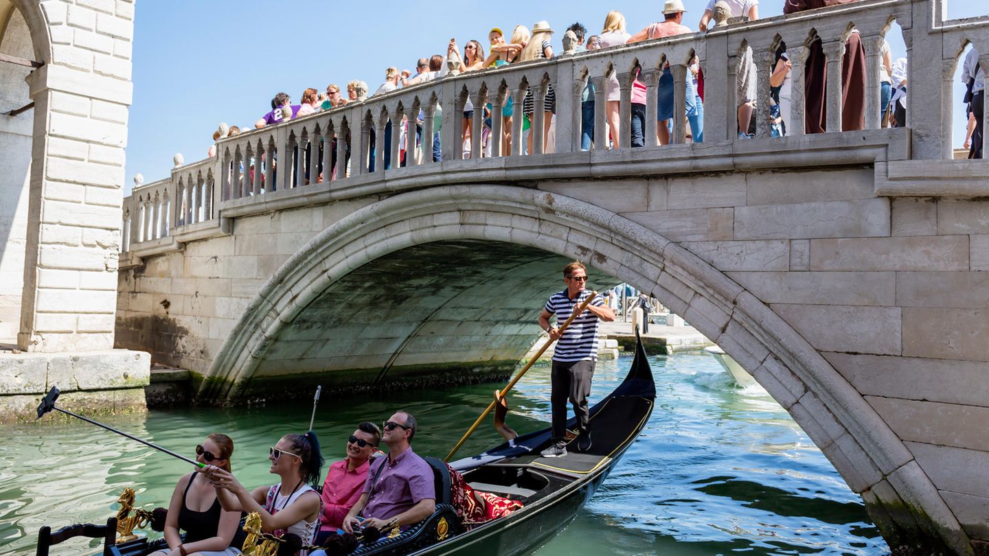 Venedig, Italien Platz 3: Venedig, Italien Die Einzigartigkeit der Lagunenstadt macht ihre Attraktivität aus. Die Belastungen sind durch den hohen Anteil von Tagestouristen und durch die Kreuzfahrtschiffe, die noch immer durch den Guduecca-Kanal fahren dürfen, besonders hoch.