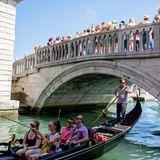 Platz 3: Venedig, Italien  Die Einzigartigkeit der Lagunenstadt macht ihre Attraktivität aus. Die Belastungen sind durch den hohen Anteil von Tagestouristen und durch die Kreuzfahrtschiffe, die noch immer durch den Guduecca-Kanal fahren dürfen, besonders hoch.