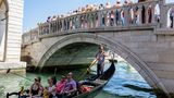 Platz 3: Venedig, Italien  Die Einzigartigkeit der Lagunenstadt macht ihre Attraktivität aus. Die Belastungen sind durch den hohen Anteil von Tagestouristen und durch die Kreuzfahrtschiffe, die noch immer durch den Guduecca-Kanal fahren dürfen, besonders hoch.