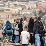 Platz 5: Budapest, Ungarn  Wir bleiben in Osteuropa: Schon vor der Öffnung des Eisernen Vorhangs galt die Hauptstadt Ungarns als ein klassisches Städtereiseziel im Osten. Hier tummeln sich Besucher im Viertel Buda oberhalb der Donau.
