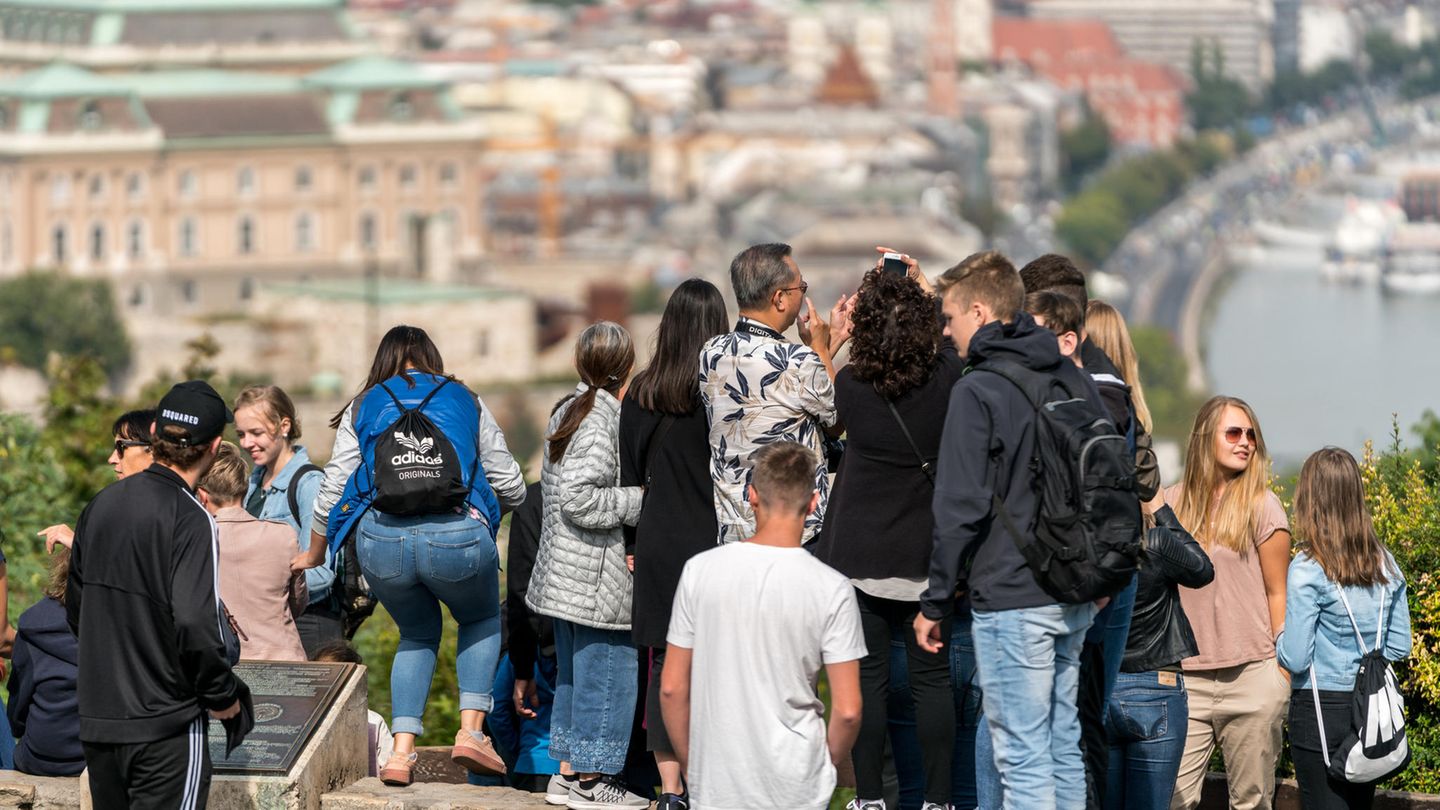 Platz 5: Budapest, Ungarn  Wir bleiben in Osteuropa: Schon vor der Öffnung des Eisernen Vorhangs galt die Hauptstadt Ungarns als ein klassisches Städtereiseziel im Osten. Hier tummeln sich Besucher im Viertel Buda oberhalb der Donau.