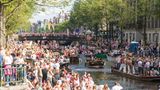 Platz 2: Amsterdam, Niederlande  Die besondere Atmosphäre der Stadt mit ihren Grachten zieht Reisende aus der ganzen Welt an. So überfüllt wie auf dem Bild, das am Christopher Street Day entstand, geht es nicht immer zu.