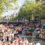 Platz 2: Amsterdam, Niederlande  Die besondere Atmosphäre der Stadt mit ihren Grachten zieht Reisende aus der ganzen Welt an. So überfüllt wie auf dem Bild, das am Christopher Street Day entstand, geht es nicht immer zu.