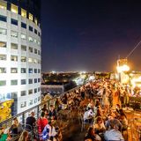 Platz 6: Bukarest, Rumänien  Chillen an einem lauen Sommerabend auf dem Dach: Auch die Bewohner des neuen Trendziels Bukarest gehören zu den Leidtragenden, da die touristische Infrastruktur mit der Nachfrage nicht schnell genug mitgewachsen ist.