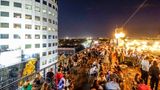 Platz 6: Bukarest, Rumänien  Chillen an einem lauen Sommerabend auf dem Dach: Auch die Bewohner des neuen Trendziels Bukarest gehören zu den Leidtragenden, da die touristische Infrastruktur mit der Nachfrage nicht schnell genug mitgewachsen ist.