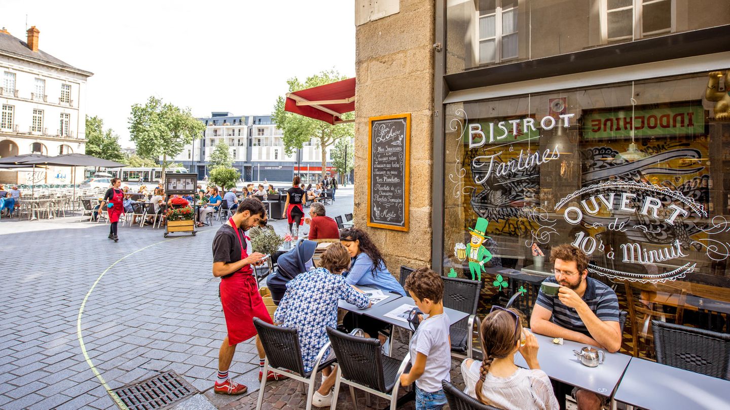 Nantes, Frankreich Rang 10: Nantes, Frankreich So nett wie auf diesem Foto sieht es nur in den wenigen Orten aus, die von Touristen überrannt werden. Nantes liegt im Westen Frankreichs an der Loire