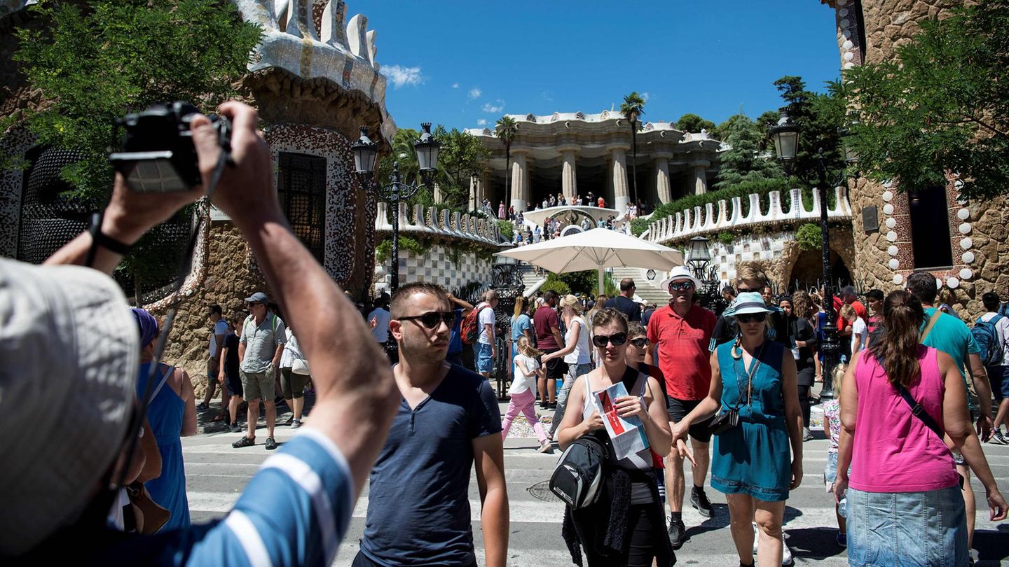 Overtourism in Europa: Platz 1: Barcelona, Spanien Als trauriger Sieger bei diesem Ranking hat die Hauptstadt Kataloniens abgeschnitten. Die gute Erreichbarkeit mit dem Flugzeug, der Kreuzfahrtschiffhafen Nummer eins in Europa und ein Marketing, das über viele Jahre nur auf die Werke des Architekten Antonio Gaudí setzte, machen die Stadt zu der Metropole zu der, die nun am meisten unter Overtourism leidet. Platz 1: Barcelona, Spanien Als trauriger Sieger bei diesem Ranking hat die Hauptstadt Kataloniens abgeschnitten. Die gute Erreichbarkeit mit dem Flugzeug, der Kreuzfahrtschiffhafen Nummer eins in Europa und ein Marketing, das über viele Jahre nur auf die Werke des Architekten Antonio Gaudí setzte, machen die Stadt zu der Metropole zu der, die nun am meisten unter Overtourism leidet.