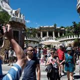 Platz 1: Barcelona, Spanien  Als trauriger Sieger bei diesem Ranking hat die Hauptstadt Kataloniens abgeschnitten. Die gute Erreichbarkeit mit dem Flugzeug, der Kreuzfahrtschiffhafen Nummer eins in Europa und ein Marketing, das über viele Jahre nur auf die Werke des Architekten Antonio Gaudí setzte, machen die Stadt zu der Metropole zu der, die nun am meisten unter Overtourism leidet.