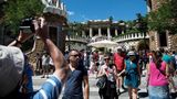 Platz 1: Barcelona, Spanien  Als trauriger Sieger bei diesem Ranking hat die Hauptstadt Kataloniens abgeschnitten. Die gute Erreichbarkeit mit dem Flugzeug, der Kreuzfahrtschiffhafen Nummer eins in Europa und ein Marketing, das über viele Jahre nur auf die Werke des Architekten Antonio Gaudí setzte, machen die Stadt zu der Metropole zu der, die nun am meisten unter Overtourism leidet.