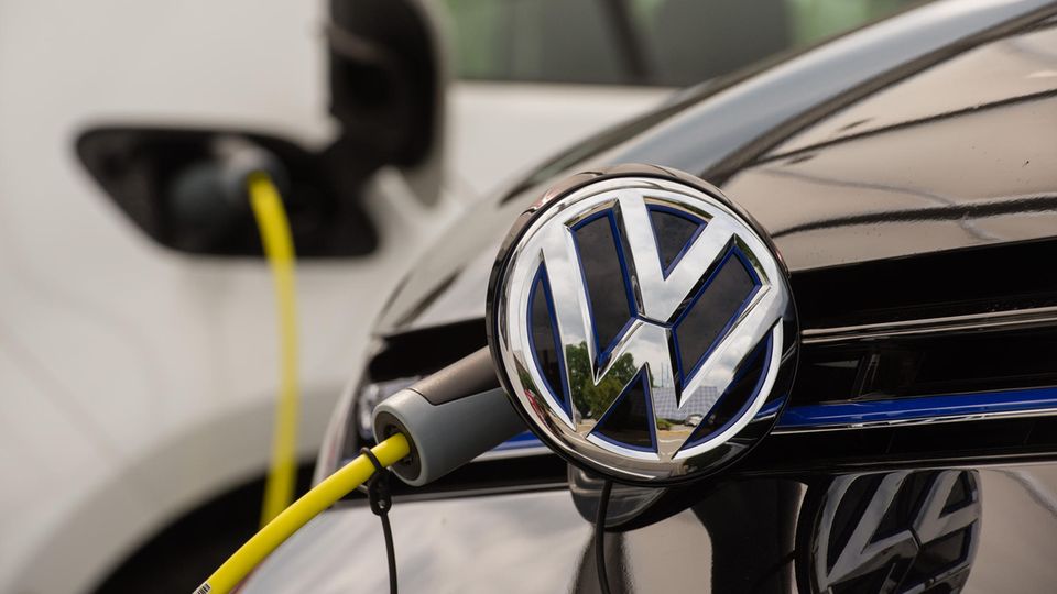 Hybrid-Golf von VW lädt an einer Stromtankstelle