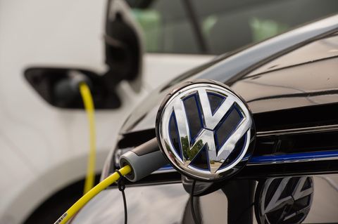 Hybrid-Golf von VW lädt an einer Stromtankstelle