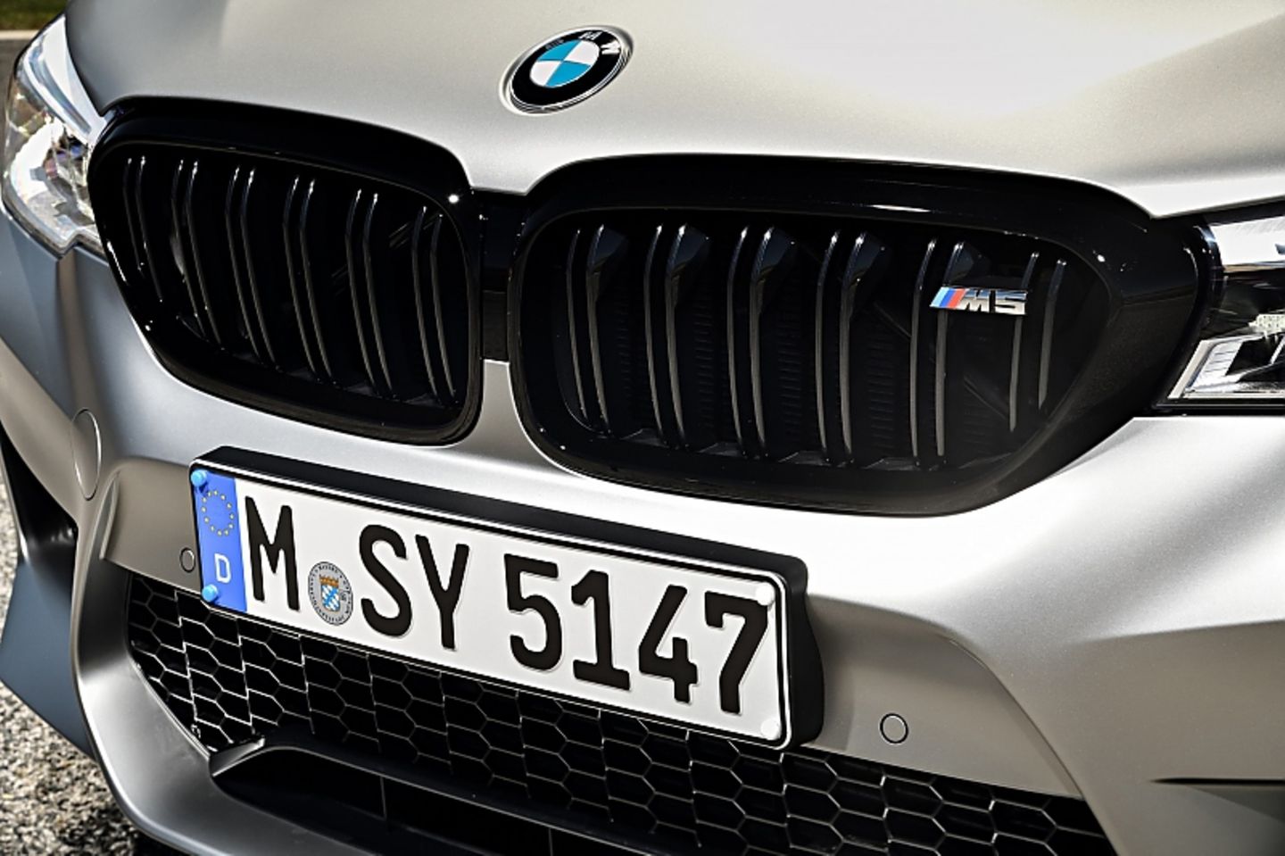 Beim BMW M5 Competition ist die Niere schwarz