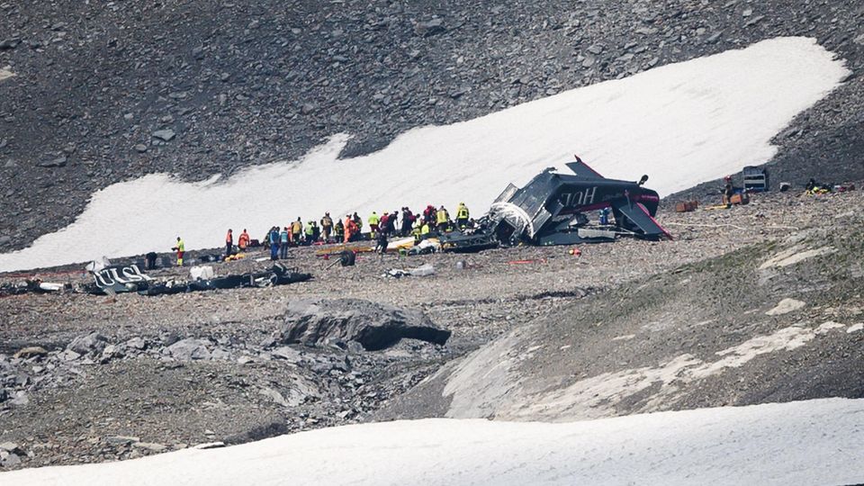 20 Tote in Schweizer Alpen: Das Wrack der Ju 52 in 2540 Metern Höhe: Die Absturzstelle liegt unterhalb des Segnespass am Piz Sardona zwischen Schneefeldern. Das Wrack der Ju 52 in 2540 Metern Höhe: Die Absturzstelle liegt unterhalb des Segnespass am Piz Sardona zwischen Schneefeldern.