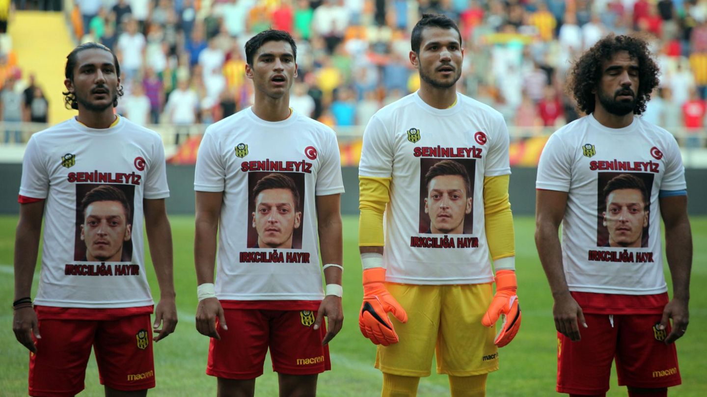 Spieler des türkischen Erstligisten Yeni Malatyaspor stehen in einer Reihe und tragen Shirts für Mesut Özil