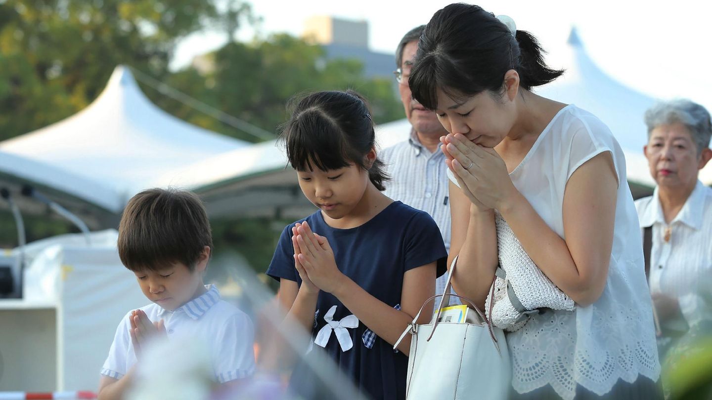Familienangehörige beten für die Opfer des Atombombenabwurfs in Hiroshima