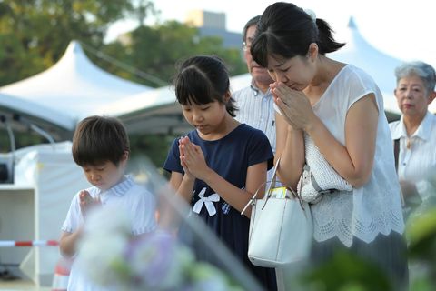 Familienangehörige beten für die Opfer des Atombombenabwurfs in Hiroshima