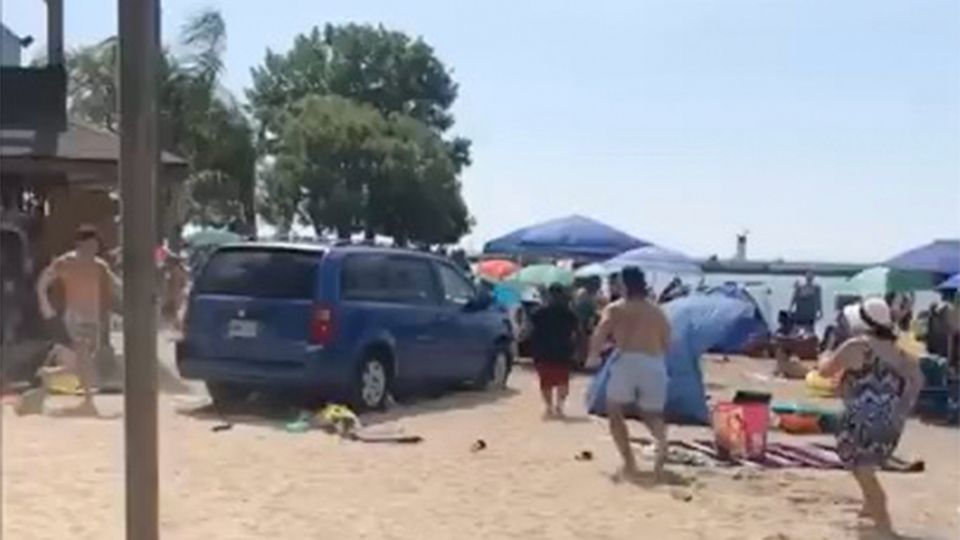 Kanada: Mann rast mit Auto in vollbesetzten Strand - mehrere Verletzte Kanada: Mann rast mit Auto in vollbesetzten Strand - mehrere Verletzte