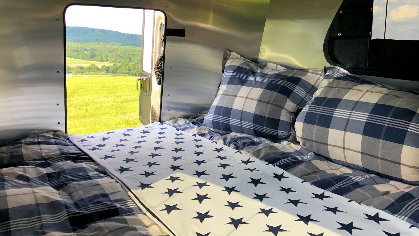Der Wagen bietet Platz für ein Doppelbett normaler Größe.