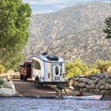 Die breite Luke am Heck macht es möglich, viel Outdoor-Ausrüstung mitzunehmen.