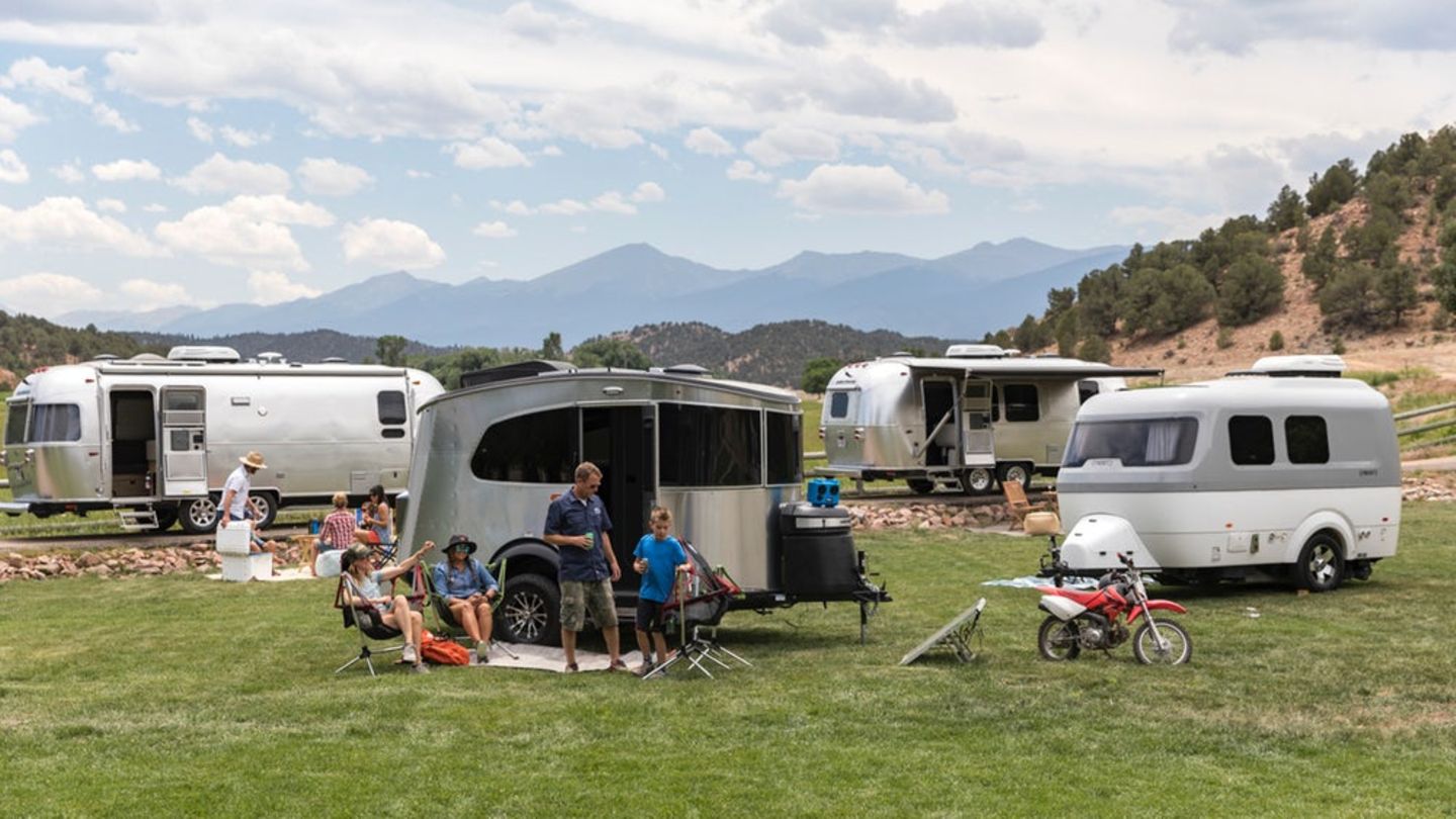 Im Hintergrund sieht man die großen Modelle von Airstream.