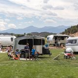 Im Hintergrund sieht man die großen Modelle von Airstream.