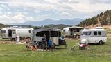 Im Hintergrund sieht man die großen Modelle von Airstream.