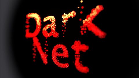 In roten Lettern steht das Wort "Darknet", der anonyme Teil des Internets. Auch Kinderpornografie ist hier zu finden.