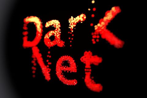In roten Lettern steht das Wort "Darknet", der anonyme Teil des Internets. Auch Kinderpornografie ist hier zu finden.