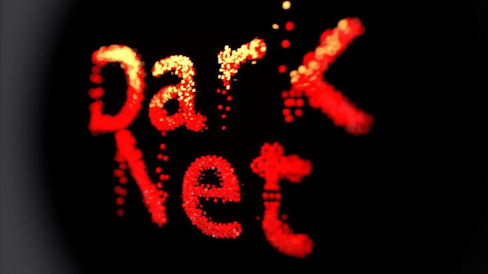 In roten Lettern steht das Wort "Darknet", der anonyme Teil des Internets. Auch Kinderpornografie ist hier zu finden.