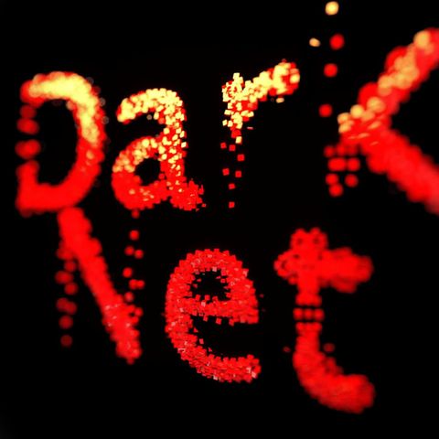 In roten Lettern steht das Wort "Darknet", der anonyme Teil des Internets. Auch Kinderpornografie ist hier zu finden.