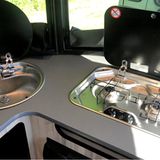 Die Kücheninsel befindet sich in der runden Nase des Hängers.