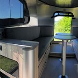 Die Lounge wird abends in ein Bett umgebaut.