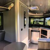 Die ungewöhnlich großen Fensterflächen lassen den Innenraum größer erscheinen.