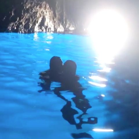 Heidi und Tom knutschen in blauer Grotte in Italien