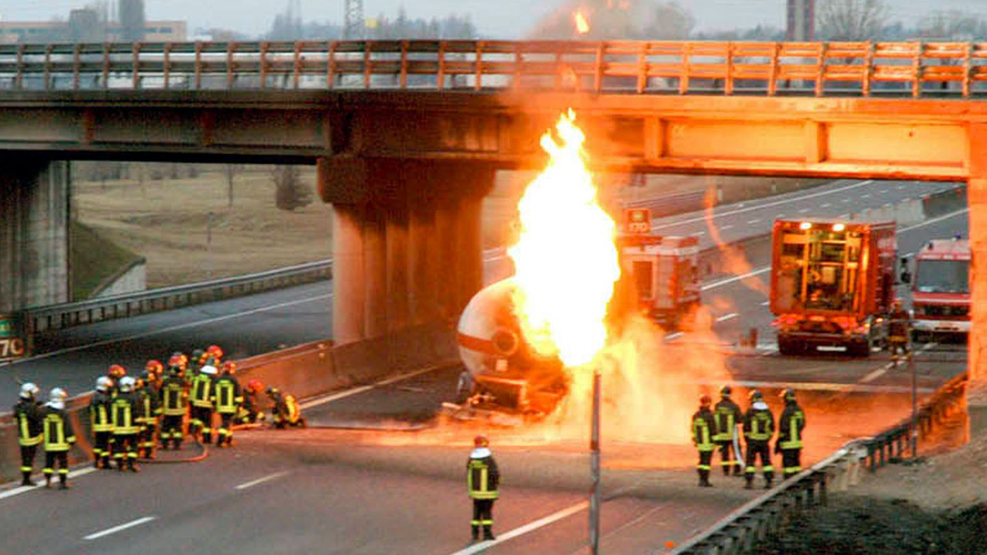 In der norditalienischen Stadt Bologna explodierte ein Tanklaster auf einer Autobahn.