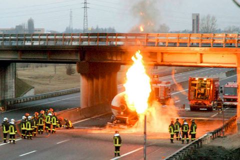 In der norditalienischen Stadt Bologna explodierte ein Tanklaster auf einer Autobahn.