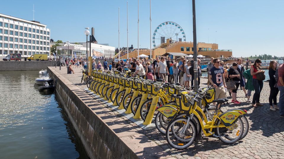 Leihfahrräder un das Riesenrad Skywheel am Hafen von Helsinki
