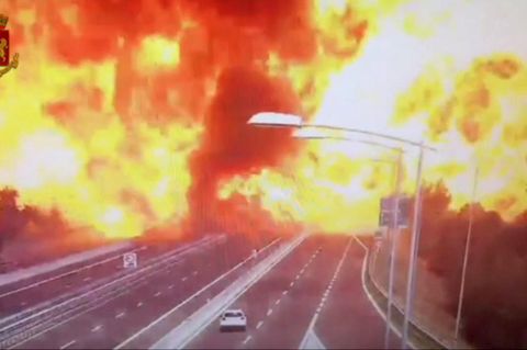 Eine Explosion auf der Autobahn in Bologna hüllt alle Fahrspuren in einen gigantischen Feuerball