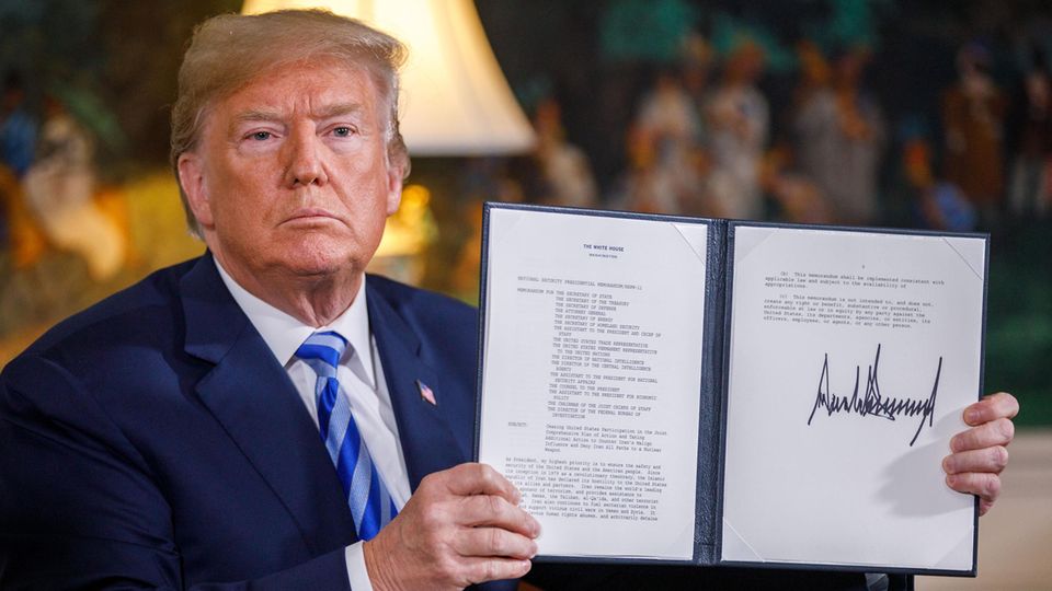 Donald Trump Donald Trump zeigt nach der Erklärung zum Atomdeal-Ausstieg ein Präsidentschaftsmemorandum.