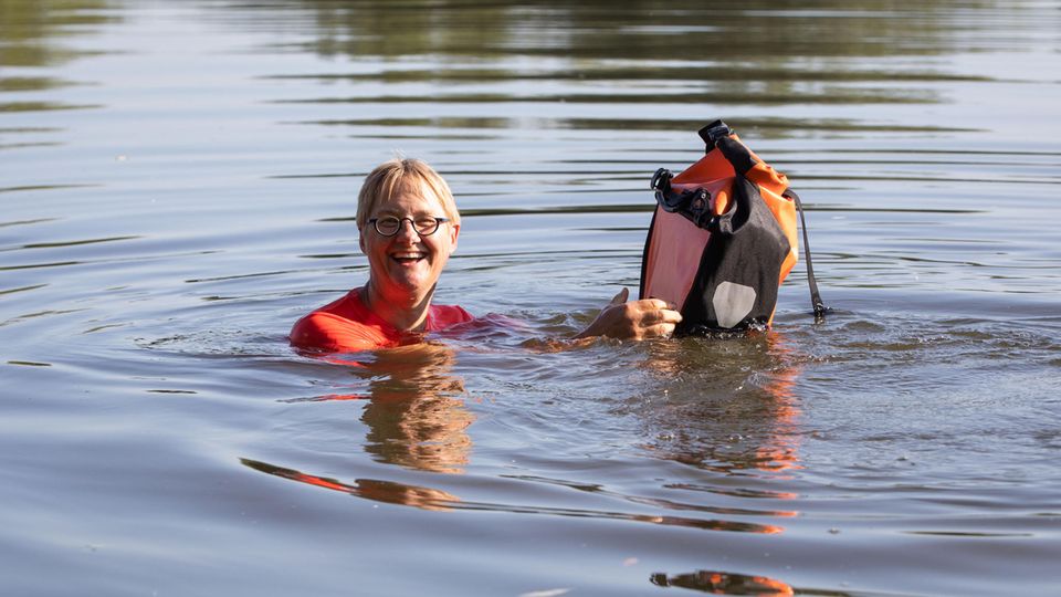 Nachrichten aus Deutschland: Frau aus Seligenstadt schwimmt zur Arbeit